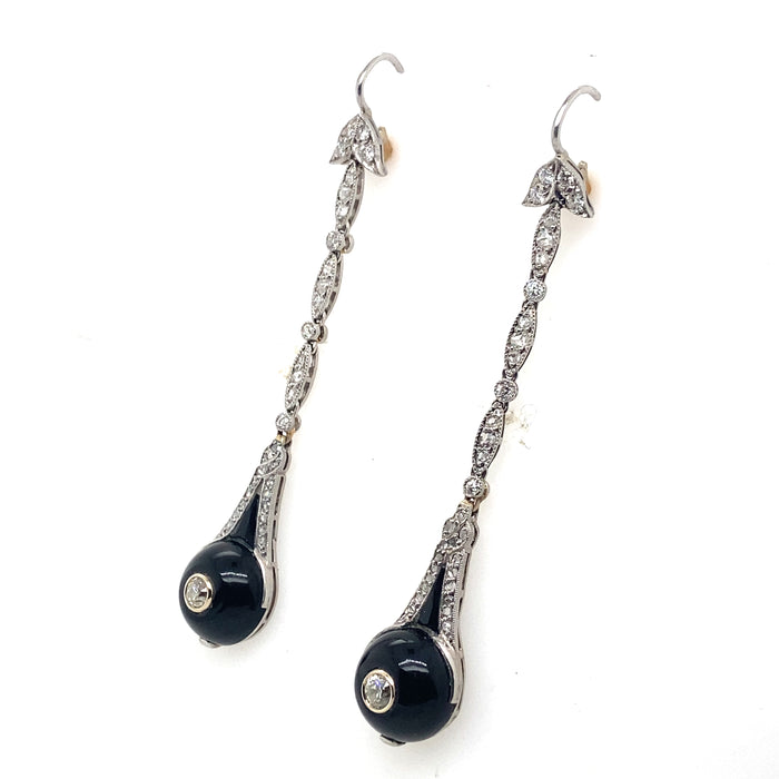Orecchini lunghi Art Déco in platino, diamanti e onice