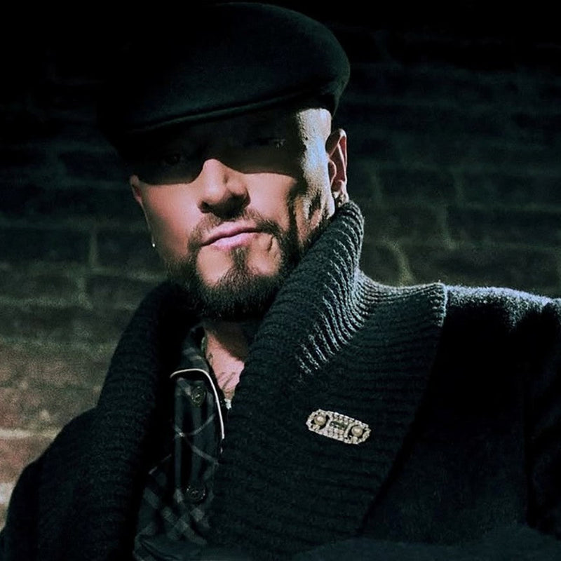 Guè wears Pennisi brooch in the GQ interview for Men Of the Year 2025 awards