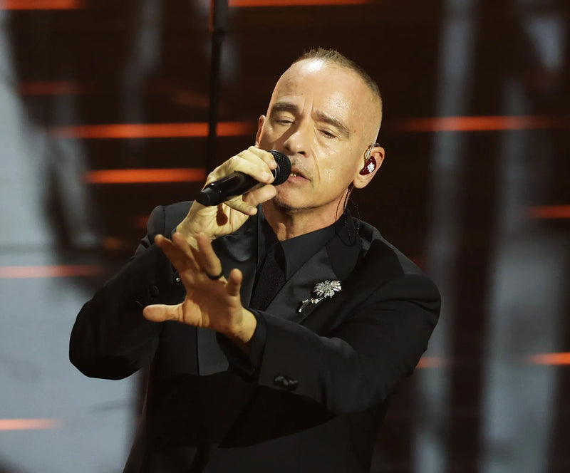 Eros Ramazzotti wears a Pennisi brooch during his guest performance at Sanremo 2026