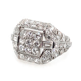 Anello Art Deco in platino con diamanti taglio brillante e taglio baguette, 1930 