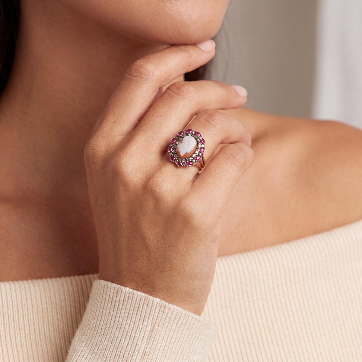 Antico anello in oro diamanti rubini e cammeoa