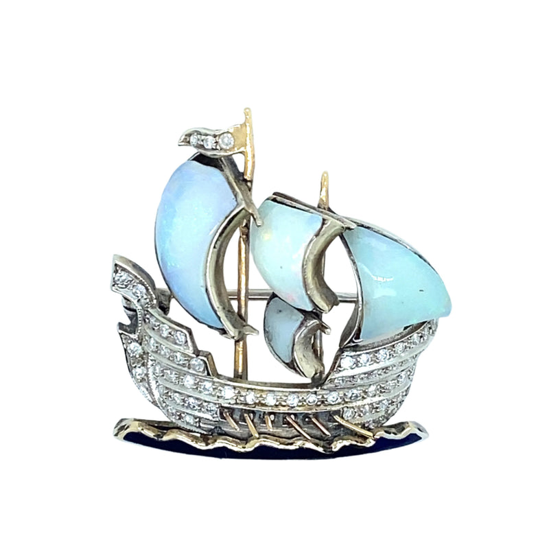 Spilla in platino, oro, diamanti e opale a forma di caravella con file sulle onde. 1930 ca 