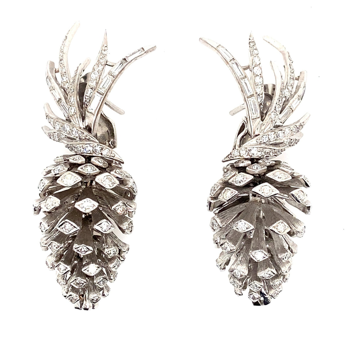 Orecchini in platino e diamanti a forma di pigna, 1960 