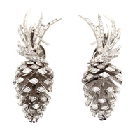 Orecchini in platino e diamanti a forma di pigna, 1960 