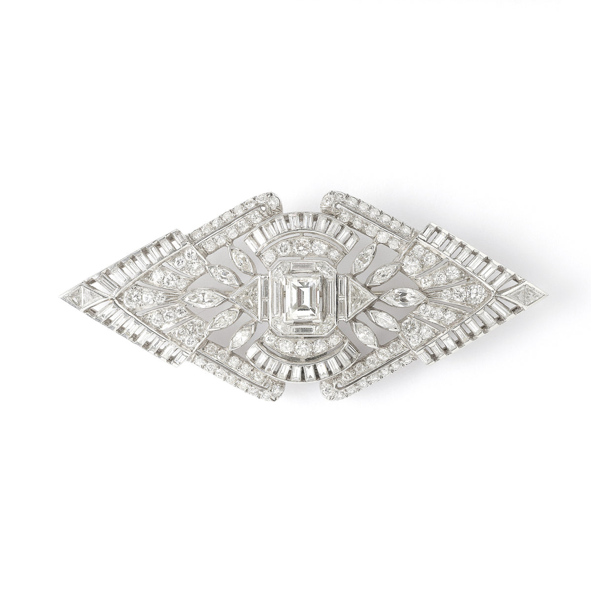 An Art Déco platinum ad diamond brooch. France, 1930.