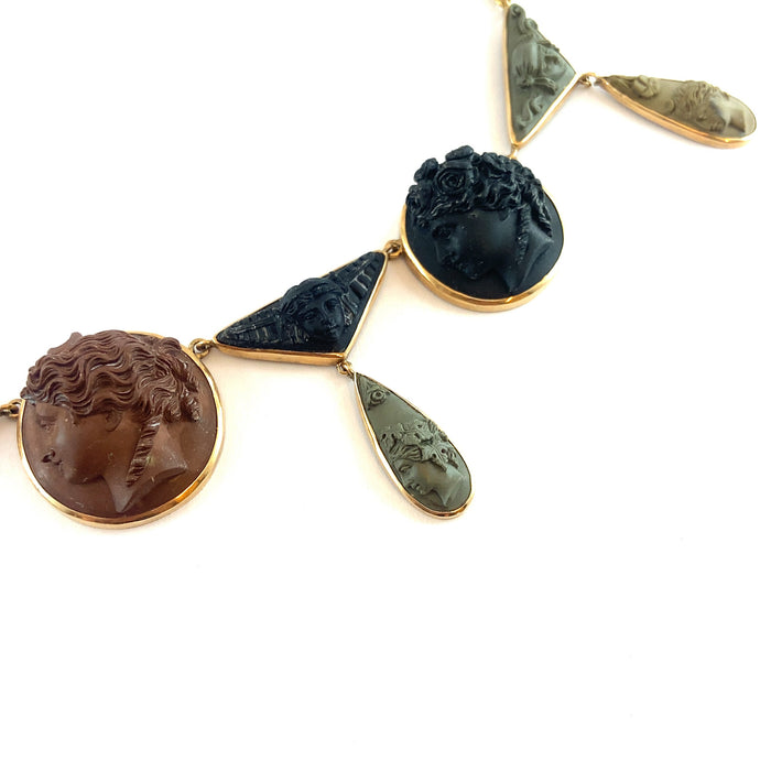 Importante collana vittoriana in oro e cammeo di lava.