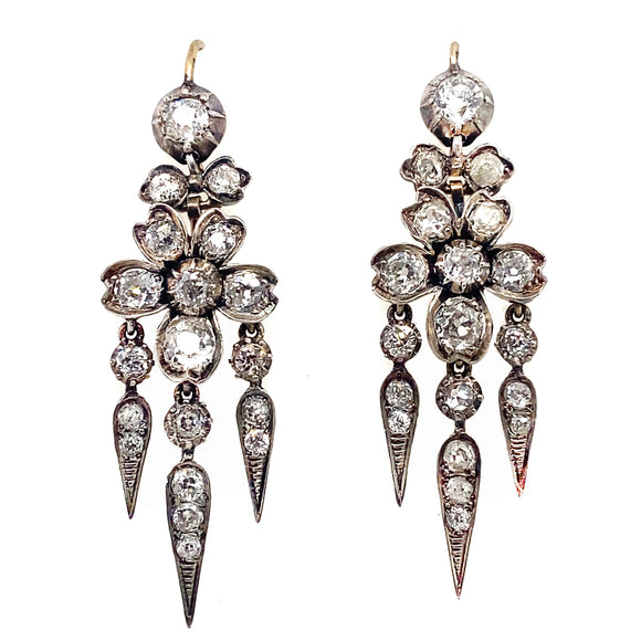 Paio di antichi orecchini pendenti in oro giallo e argento con diamanti, 1870 c.a.  