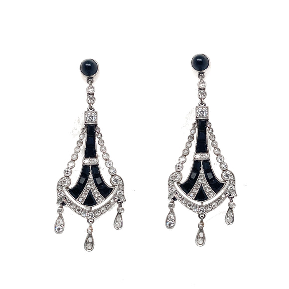 Paio di delicati orecchini in platino con diamanti e onici. 4.2 cm. Sicilia, 1920 c.a. 