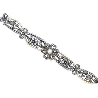 Un bellissimo bracciale con cima in argento, oro giallo, diamanti taglio antico e perle naturali. Francia, XIX secolo.