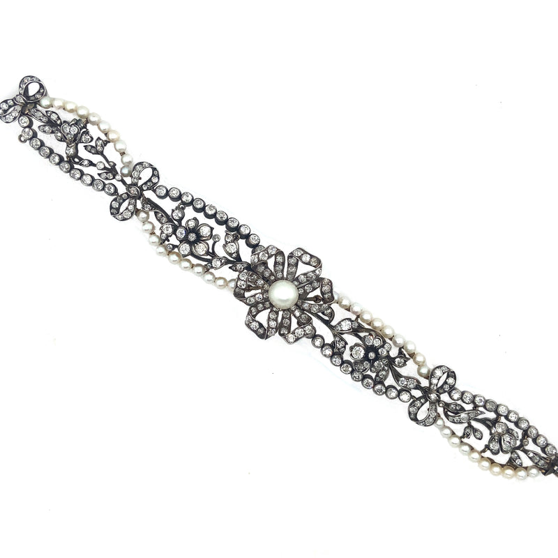 Un bellissimo bracciale con cima in argento, oro giallo, diamanti taglio antico e perle naturali. Francia, XIX secolo.