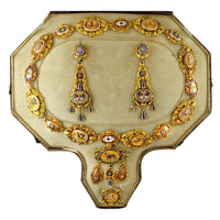 A XIX Century yellow gold en repoussé enameled parure. France, 1840 c.a.