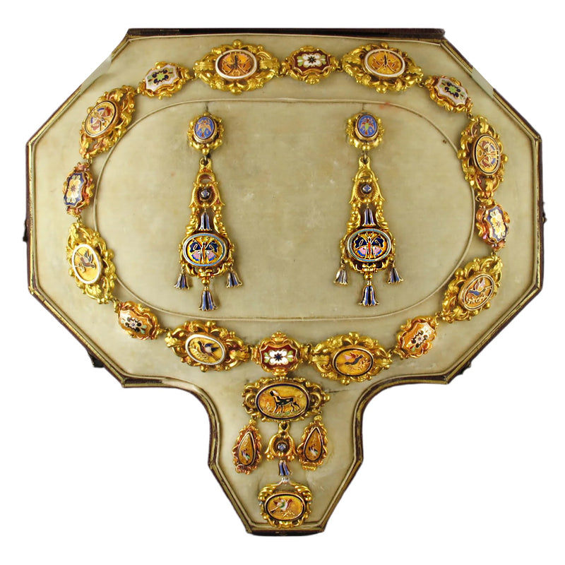 A XIX Century yellow gold en repoussé enameled parure. France, 1840 c.a.