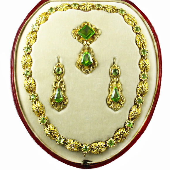 Rara parure in oro giallo a sbalzo con Peridoti. Inghilterra, 1850 circa 