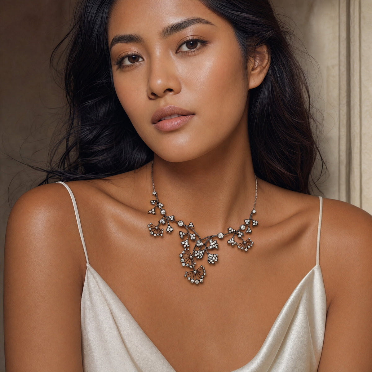 Collana floreale  antica con diamanti