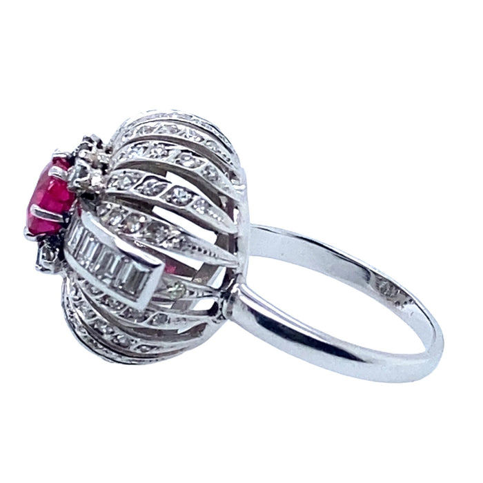 Anello in oro bianco con diamanti e rubino, 1950 