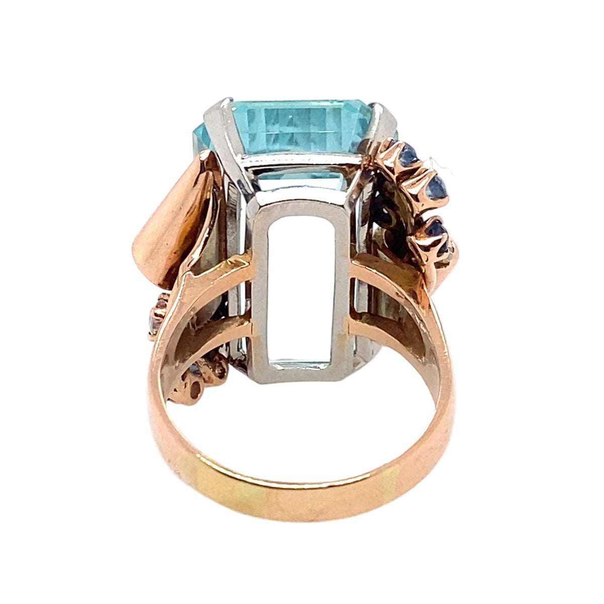 Anello in oro con acquuamarina, diamanti e zafiri 1940 c.a. 