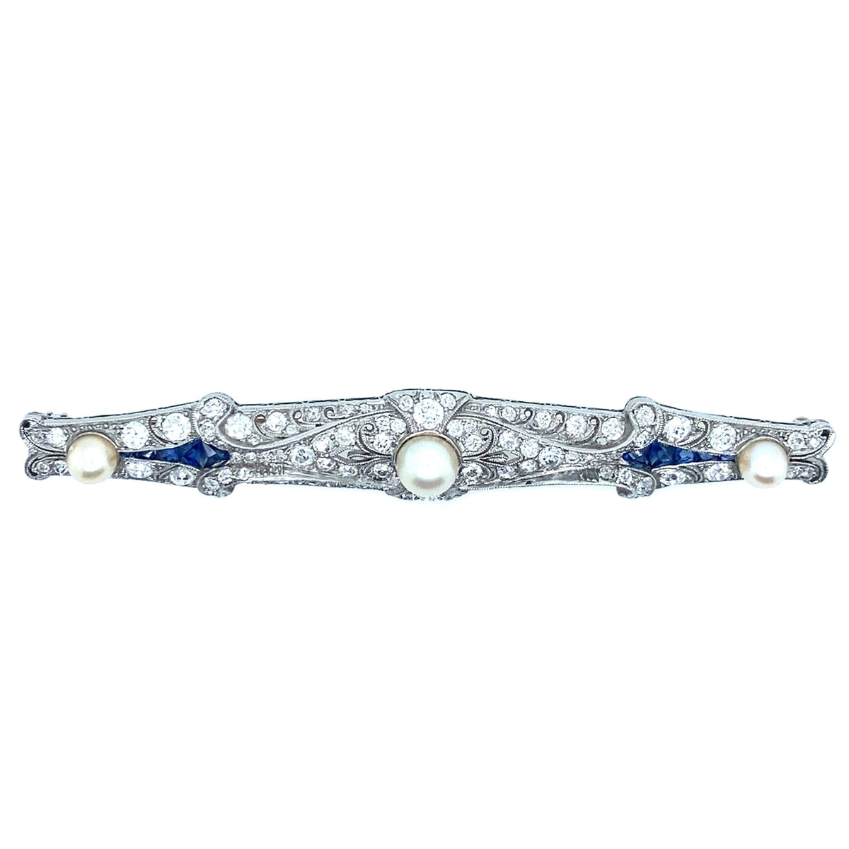 Spilla Art Déco in platino con diamanti, zaffiri e perle. 1920