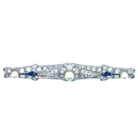 Spilla Art Déco in platino con diamanti, zaffiri e perle. 1920