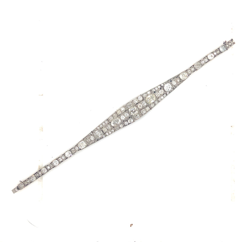 Bracciale Art Déco in platino, diamanti taglio brillante e taglio cuscino. Francia, 1930.