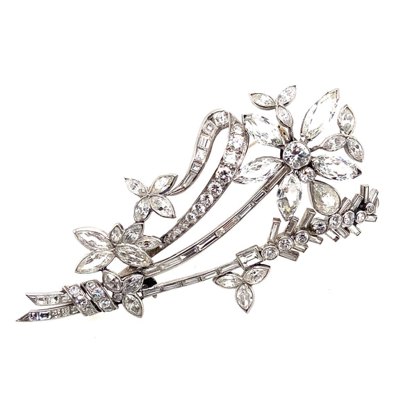 Une broche Art Déco en platine et diamants en forme de branche fleurie. Kutchinsky, Londres 1830 vers
