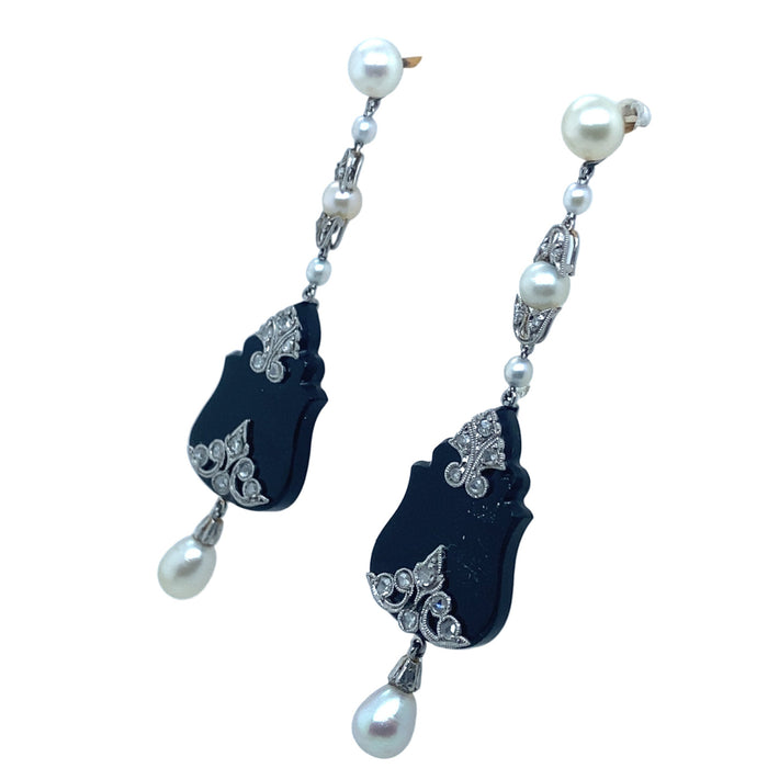 Orecchini in platino diamanti perle e onice, 1920 