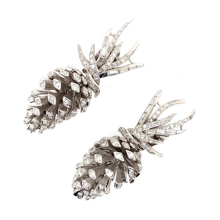 Orecchini in platino e diamanti a forma di pigna, 1960 