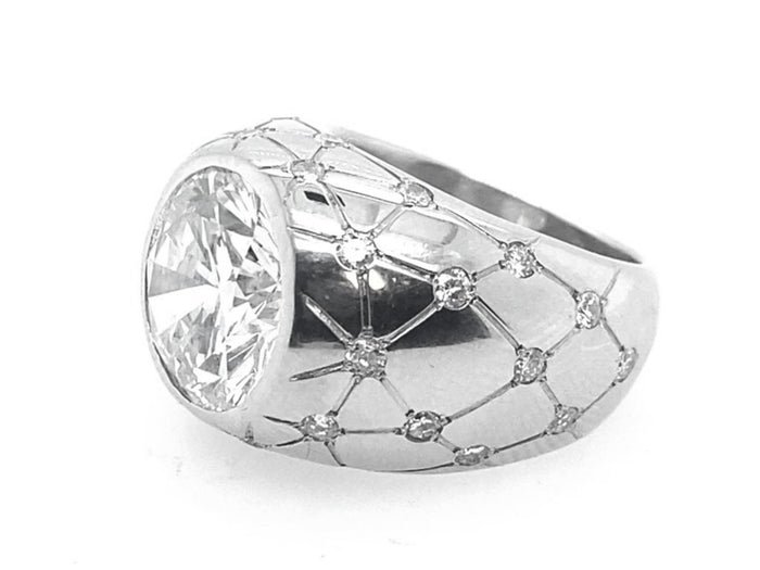 Importante anello in platino e diamanti da 6 carati