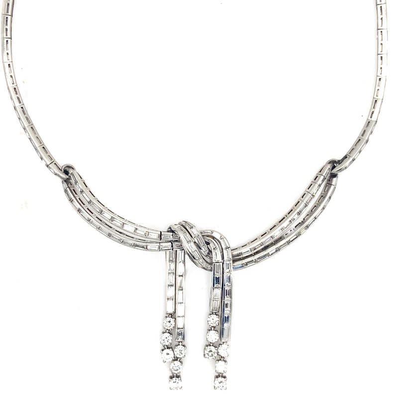 Collana in platino e diamanti, a forma di nodo. 1950