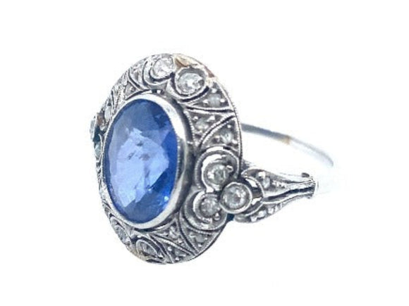 Art Déco diamond and unheated Ceylon sapphire ring. 1920