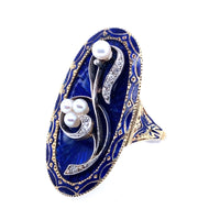 Anello vittoriano in oro, diamanti e perle smaltato blu del XIX secolo.