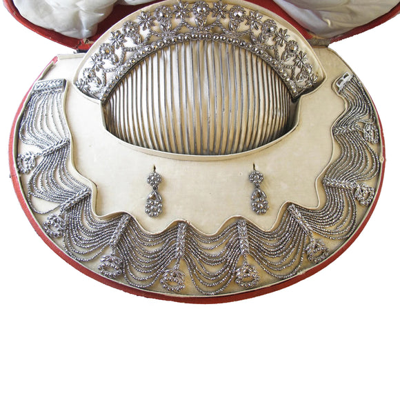 Splendida Parure in cut-steel (acciaio sfaccettato) composta da collana a festoni, un paio di orecchini e una Tiara, Parigi 1820 circa 