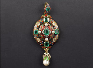 A very rare Holbeinesque pendant in yellow gold with “champlevé” enamel diamonds, emeralds and natural pearls. England, 1860 c.a.