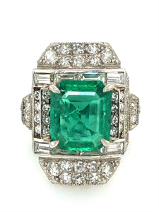 An Art Déco platinum diamond and emerald ring. 1930 c.a.
