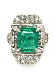An Art Déco platinum diamond and emerald ring. 1930 c.a.