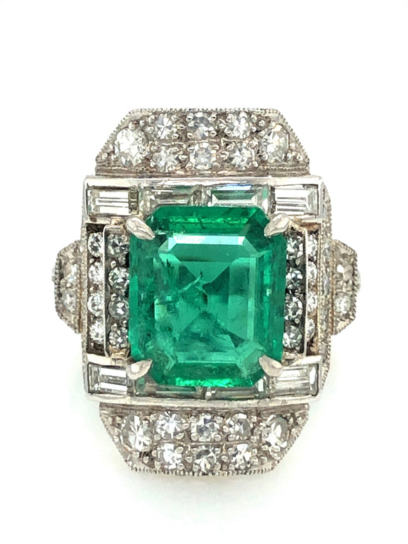 An Art Déco platinum diamond and emerald ring. 1930 c.a.