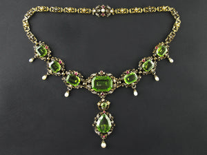 A XIX Century yellow gold, diamond and peridot necklace. Germany, late 19th century. In original fitted box.