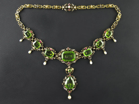 A XIX Century yellow gold, diamond and peridot necklace. Germany, late 19th century. In original fitted box.