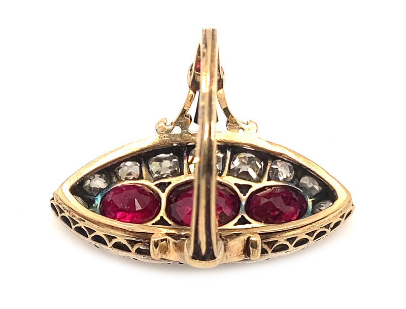 Anello vittoriano in oro, diamanti e rubini birmani, marquise, 1880 ca.