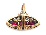 Anello a marquise o spoletta in oro giallo e argento con diamanti taglio antico e tre rubini birmani, 1880 c.a. 