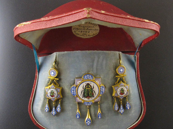 A XIX Century very fine gold and micromosaic demi-parure. 