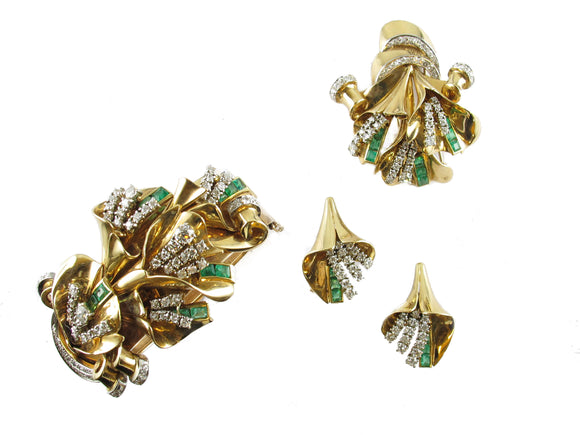 Parure Trabert & Hoffer-Mauboussin in oro giallo 14 carati composta da orecchini, spilla e bracciale rigido, 1940 c.a.