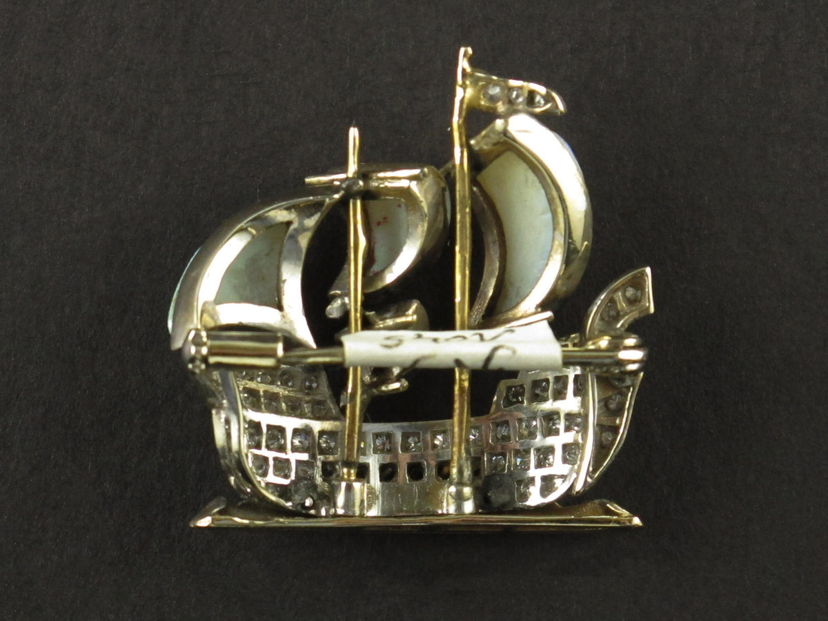 Spilla in platino, oro, diamanti e opale a forma di caravella con file sulle onde. 1930 ca 