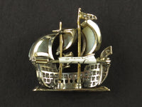 Spilla in platino, oro, diamanti e opale a forma di caravella con file sulle onde. 1930 ca 