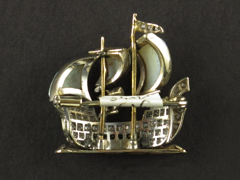 Spilla in platino, oro, diamanti e opale a forma di caravella con file sulle onde. 1930 ca 