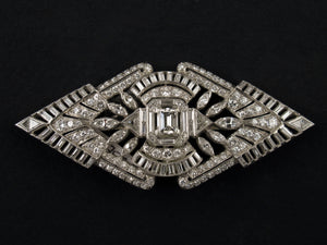 An Art Déco platinum ad diamond brooch. France, 1930.