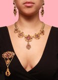 A XIX Century Georgian yellow gold repoussé and canetille parure set with foiled garnets. Composed of a necklace, a brooch and a pair of earrings (7 cm). In a red leather box. English, 1840 c.a.