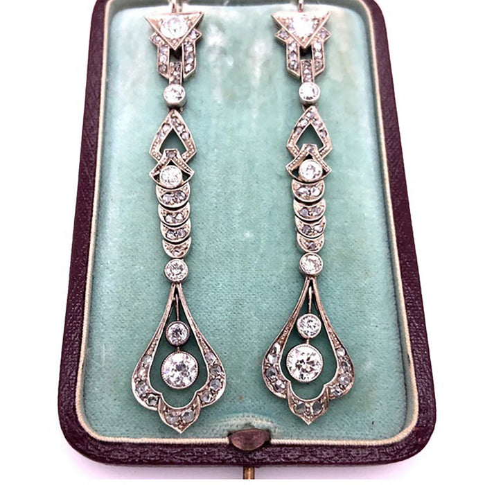 Orecchini lunghi in platino e diamanti tra l'Edoardiano e l'Art Déco