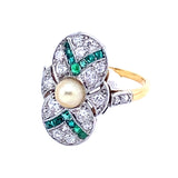 Un anello Art Déco in oro giallo, platino, diamanti e smeraldi con al centro una perla naturale