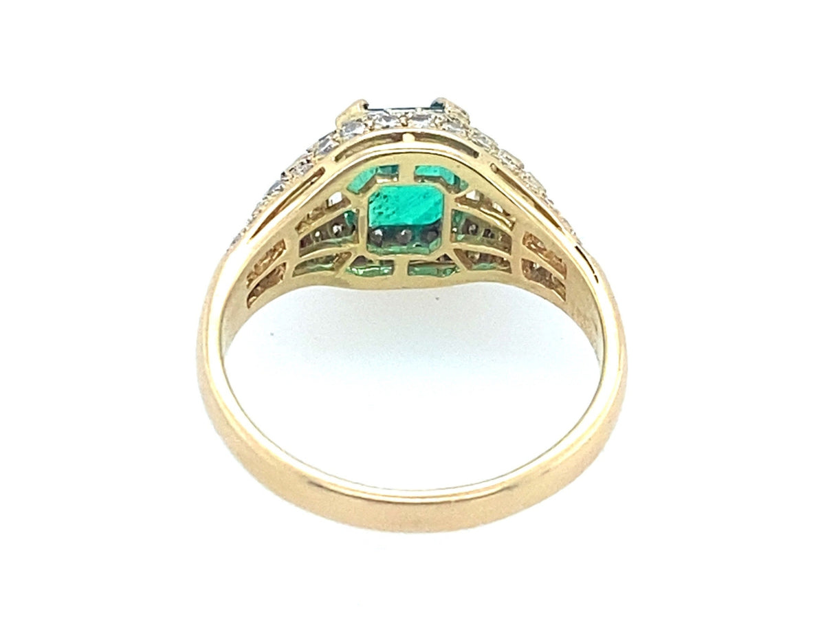 Anello Bulgari in oro giallo con diamanti e smeraldo colombiano trombino