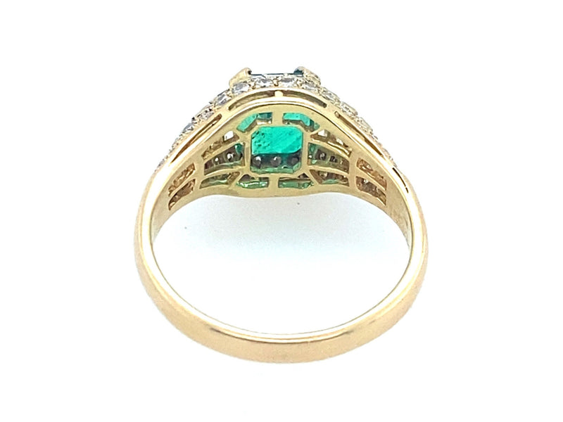 Anello Bulgari in oro giallo con diamanti e smeraldo colombiano trombino
